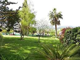 Small Holiday Home With Private Terrace and Shared Garden, Cagnes-sur-
