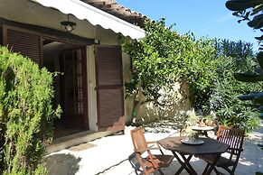 Small Holiday Home With Private Terrace and Shared Garden, Cagnes-sur-