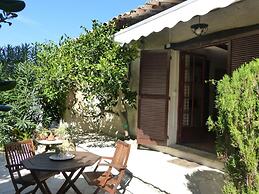 Small Holiday Home With Private Terrace and Shared Garden, Cagnes-sur-