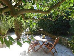 Small Holiday Home With Private Terrace and Shared Garden, Cagnes-sur-