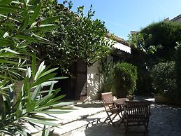 Small Holiday Home With Private Terrace and Shared Garden, Cagnes-sur-