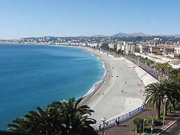 Small Holiday Home With Private Terrace and Shared Garden, Cagnes-sur-