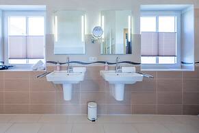 Exklusiv Eingerichtetes Ferienhaus in Strandnaehe