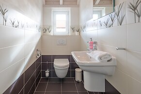 Exklusiv Eingerichtetes Ferienhaus in Strandnaehe