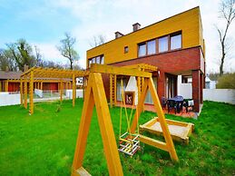 Spacious Holiday Home With Private Garden