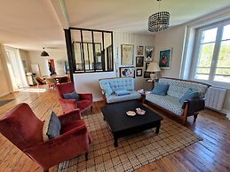 4 Family Home, Walking Distance to the Beach