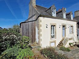 4 Family Home, Walking Distance to the Beach