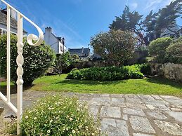 4 Family Home, Walking Distance to the Beach