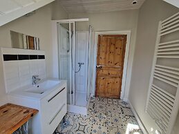 4 Family Home, Walking Distance to the Beach