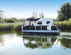 Hausboot auf der Peene in Demmin