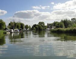 Hausboot auf der Peene in Demmin