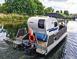 Hausboot auf der Peene in Demmin