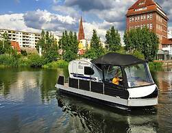 Hausboot auf der Peene in Demmin