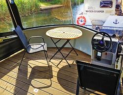 Hausboot auf der Peene in Demmin