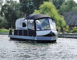 Hausboot auf der Peene in Demmin