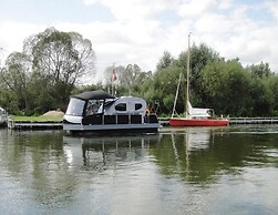 Hausboot auf der Peene in Demmin