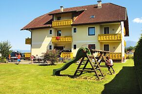 Sunny Holiday Apartment With Balcony on Klopeinersee With Private Beac
