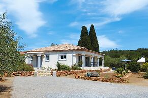 Pretty Home With Garden for 5 Guests