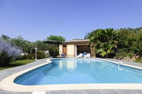 Pretty Home With Garden for 5 Guests