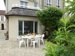Holiday Home in Arromanches by Sandy Beach