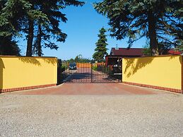 Terraced House With Pool and Sauna, Sieciemin