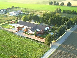 Terraced House With Pool and Sauna, Sieciemin