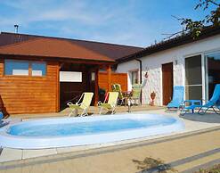 Terraced House With Pool and Sauna, Sieciemin