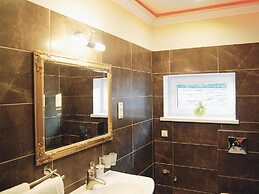 Terraced House With Pool and Sauna, Sieciemin