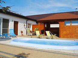 Terraced House With Pool and Sauna, Sieciemin