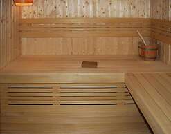 Terraced House With Pool and Sauna, Sieciemin