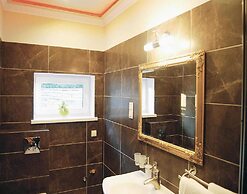 Terraced House With Pool and Sauna, Sieciemin