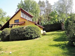 Cottage Overlooking the Lake, Insko
