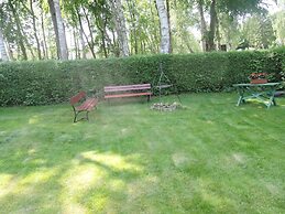 Cottage Overlooking the Lake, Insko
