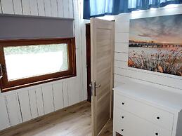 Cottage Overlooking the Lake, Insko
