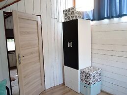 Cottage Overlooking the Lake, Insko