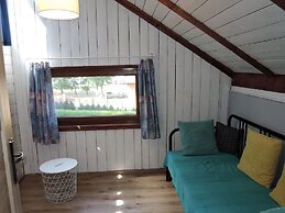 Cottage Overlooking the Lake, Insko