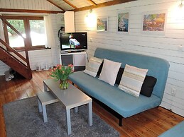 Cottage Overlooking the Lake, Insko