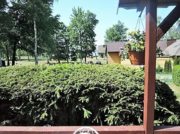 Cottage Overlooking the Lake, Insko