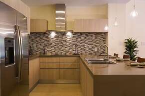 3BR Ground Level Eagle Beach Condo Pool GYM