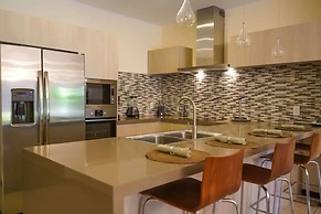 3BR Ground Level Eagle Beach Condo Pool GYM