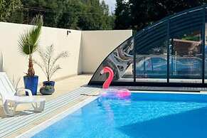 2 Bedroom Holiday Apartment, Pool
