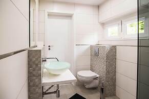 Large Holiday Home With a Great Garden, Only 250m From the Lake, Kalbo