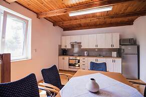 Large Holiday Home With a Great Garden, Only 250m From the Lake, Kalbo