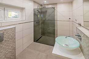 Large Holiday Home With a Great Garden, Only 250m From the Lake, Kalbo