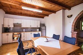 Large Holiday Home With a Great Garden, Only 250m From the Lake, Kalbo