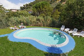 Lovely Holiday Flat With Shared Pool in Lerici