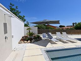 Nice Apartment With Pool