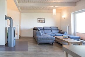 Exklusiv Eingerichtetes Ferienhaus in Strandnaehe