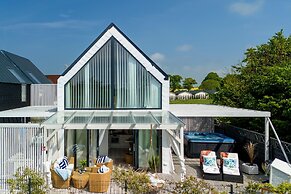 House With a Huge Terrace and a Whirlpool Bathtub