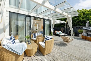 House With a Huge Terrace and a Whirlpool Bathtub